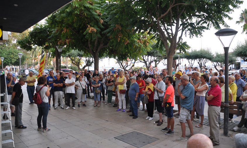 La lectura dels manifestos es va fer sota la placa del nom de la plaça 1 d'Octubre