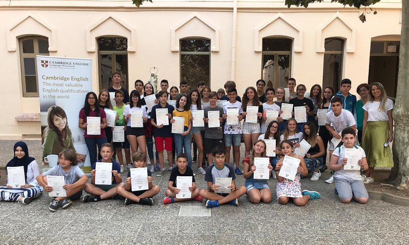 Foto de grup dels alumnes del col·legi Cardenal Vidal i Barraquer que van rebre els diplomes