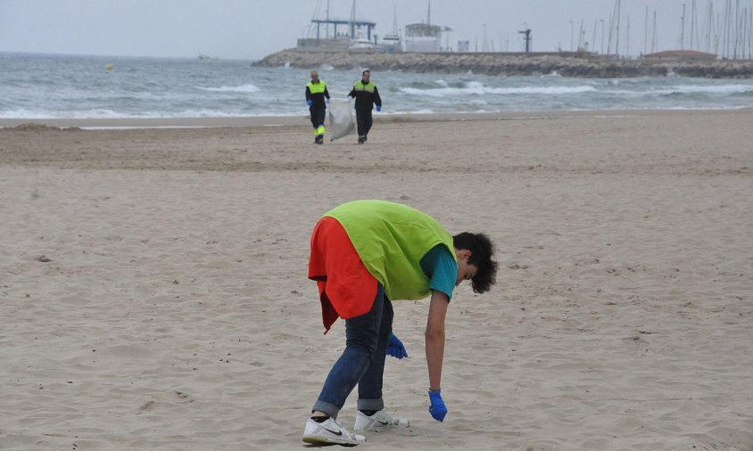 Imatge d'una jornada de neteja de platges, el maig de 2018