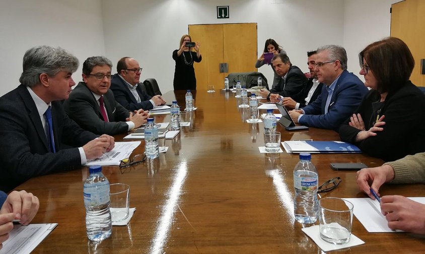 Imatge de la reunió dels alcaldes amb el delegat i subdelegat del Govern, ahir a la subdelegació del Govern de l'Estat a Tarragona