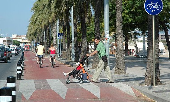 El carril bici de l'avinguda de la Diputació estarà delimitat per una barana de seguretat