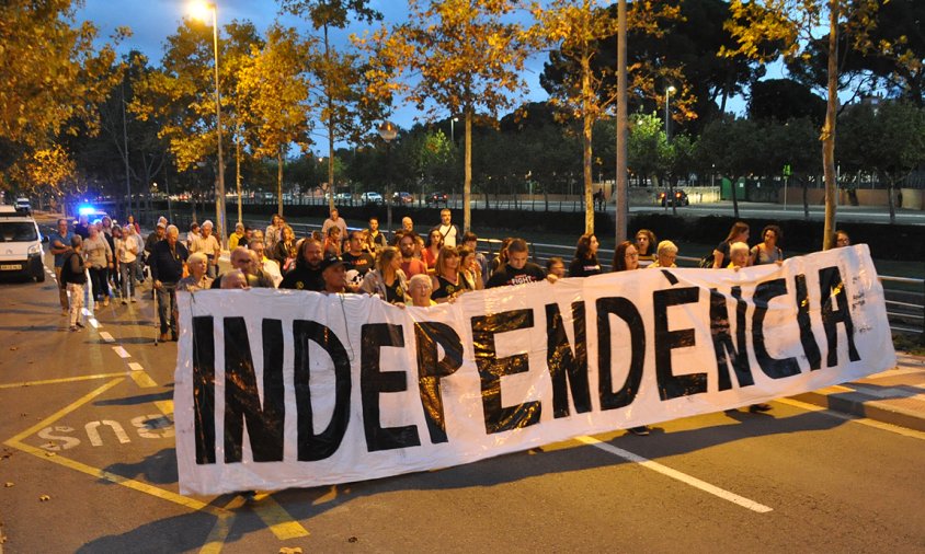 Els manifestants es van dirigir cap el Nou Cambrils on hi ha la caserna de la Guàrdia Civil i la comissaria dels Mossos d'Esquadra