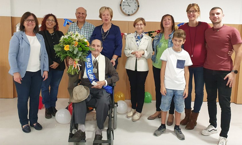 L'homenatjat Atenodoro Gaisan amb la seva família, l'alcaldessa i la regidora de Benestar Social