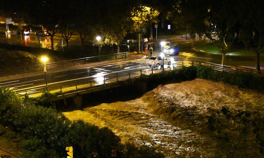 L'aigua que baixava per la riera d'Alforja, al costat del pont de Santa Joaquima de Vedruna, a l'Eixample