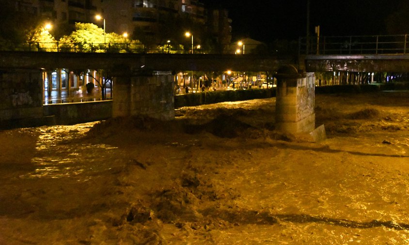 Imatge de la rierada, ahir al vespre, al seu pas pel pont de la via fèrria