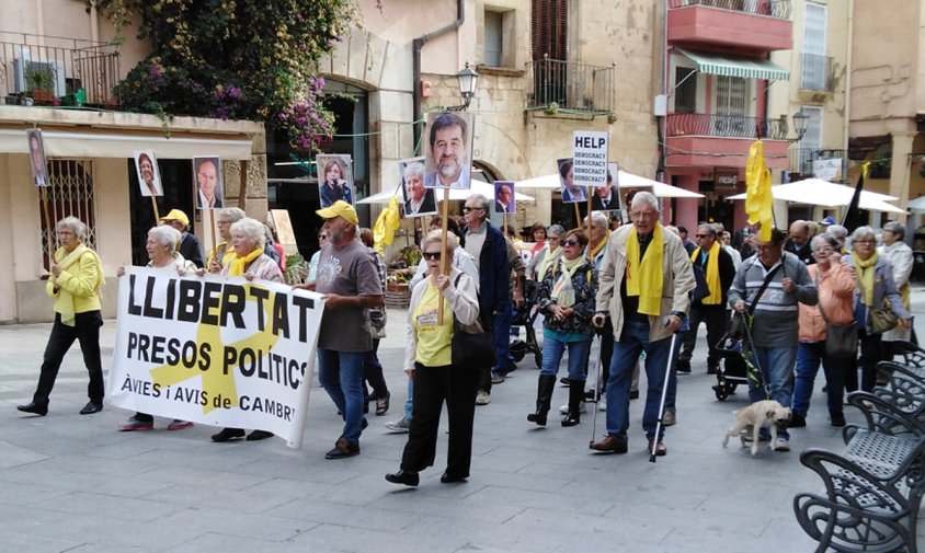 Els Avis i Àvies, ahir, a la plaça de la Vila