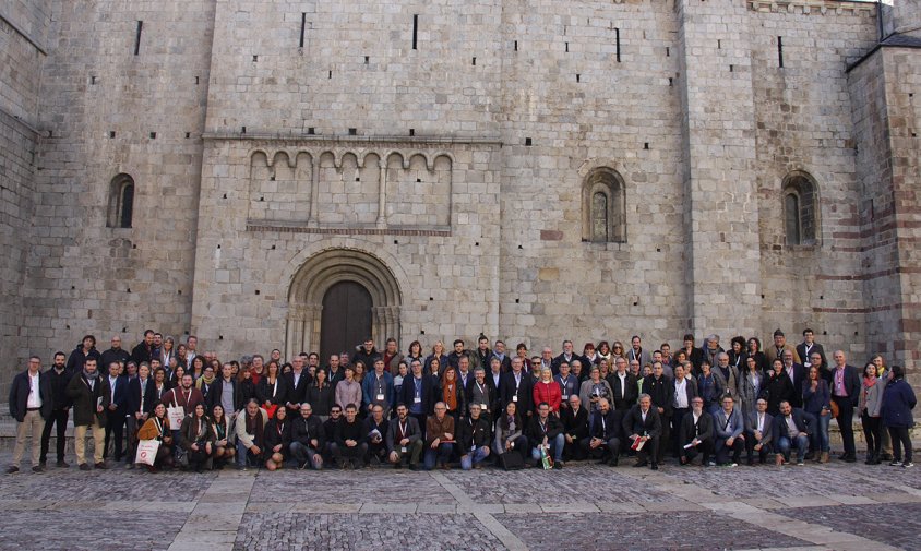 Foto de grup dels participants al Congrés, davant la catedral de la Seu d'Urgell