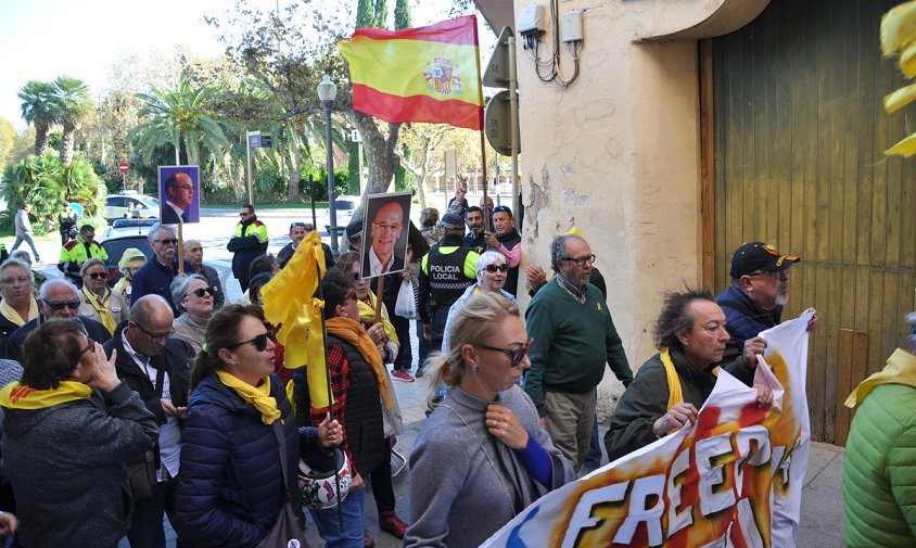 El simpatitzant de Vox amb la bandera espanyola al costat dels Avis i Àvies