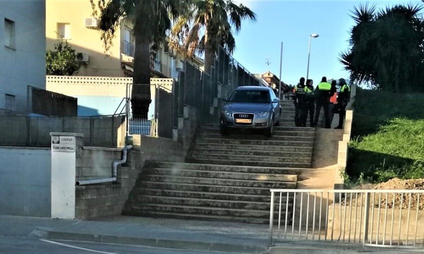 El cotxe va quedar estacionat al segon tram d'escales