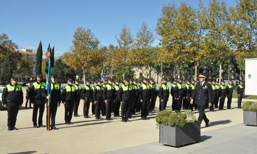 Formació dels agents de la Policia Local, el passat divendres al migdia, a la plaça de l'Ajuntament