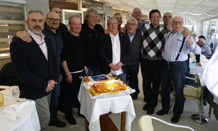 Foto de grup de la celebració de l'aniversari de la Penya Blanc i Blava