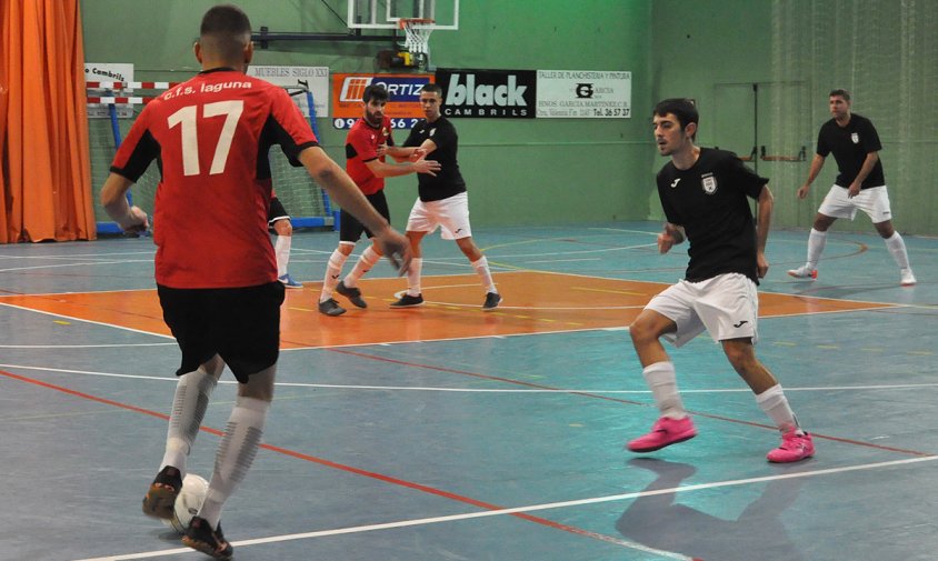 Un moment del partit entre el Laguna i l'Hospitalet, el passat dissabte a la tarda