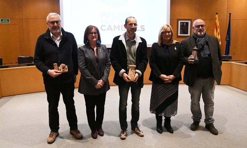 Foto de grup dels premiats als Premis Vila de Cambrils juntament amb l'alcaldessa Camí Mendoza i la regidora de Cultura Cinta Ballesté