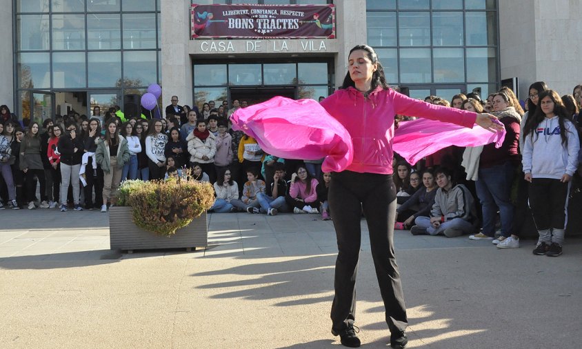 Un moment de l'actuació de Sara Baró del Centre de Dansa Cambrils en l'acte de commemoració del 25-N