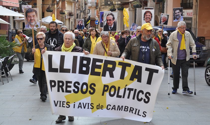 Els Avis i Àvies, ahir, a la plaça de la Vila