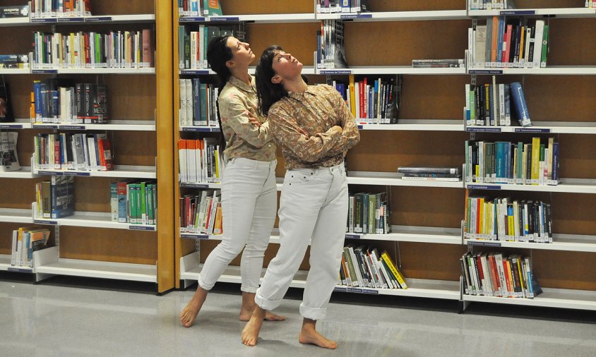 Peça de dansa a càrrec de les ballarines Emma Riba i Laura Alcalà