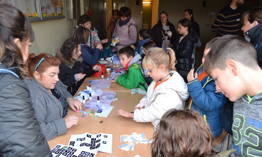 L'escola La Bòbila va organitzar una tarda amb diferents activitats solidàries