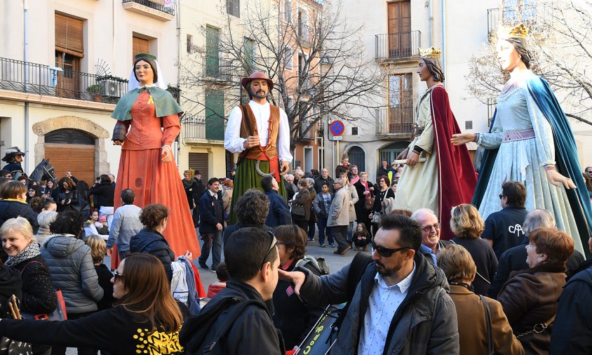 Ballada de gegants a la plaça de l'Església de Santa Maria, ahir al matí