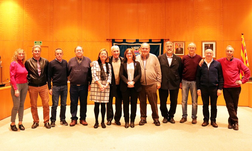 Foto de grup dels dotze treballadors que s'han jubilat o es jubilen aquest 2019 juntament amb l'alcaldessa Camí Mendoza