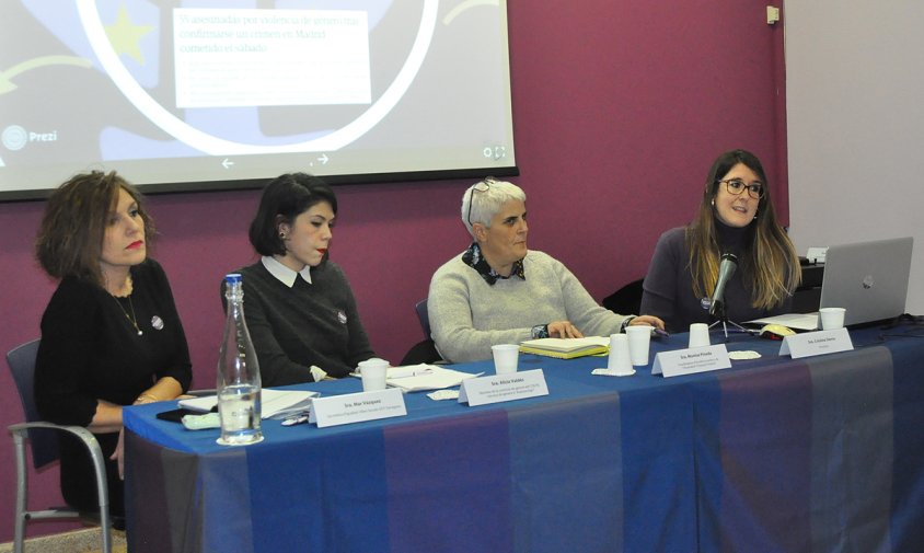 Mar Vázquez, Alicia Valdés, Montse Pineda i Cristina Serra, en la taula rodona d'ahir al vespre, al Centre Les Basses