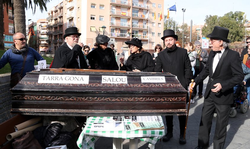 Els convocants van fer una 'perfomance' que va simbolitzar la mort de la línia de la costa del Camp de Tarragona