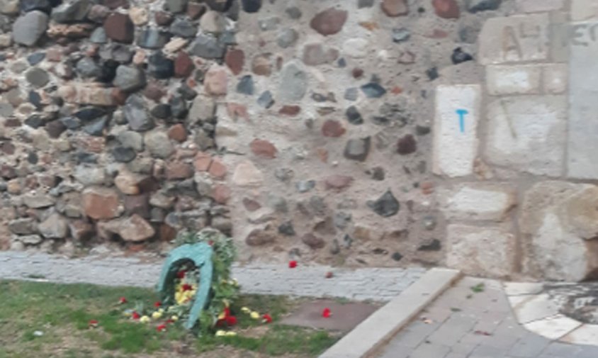 La corona de flors al terra de la plaça del Setge, ahir a la tarda