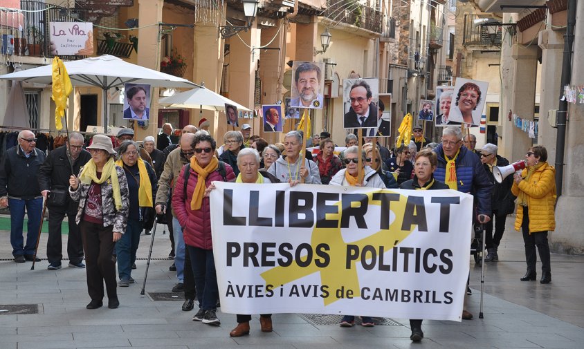 Els Avis i Àvies, ahir, a la plaça de la Vila