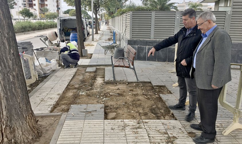 Imatge del regidor de Serveis, Lluís Abella, en un punt de la reparació a l'avinguda de la Diputació