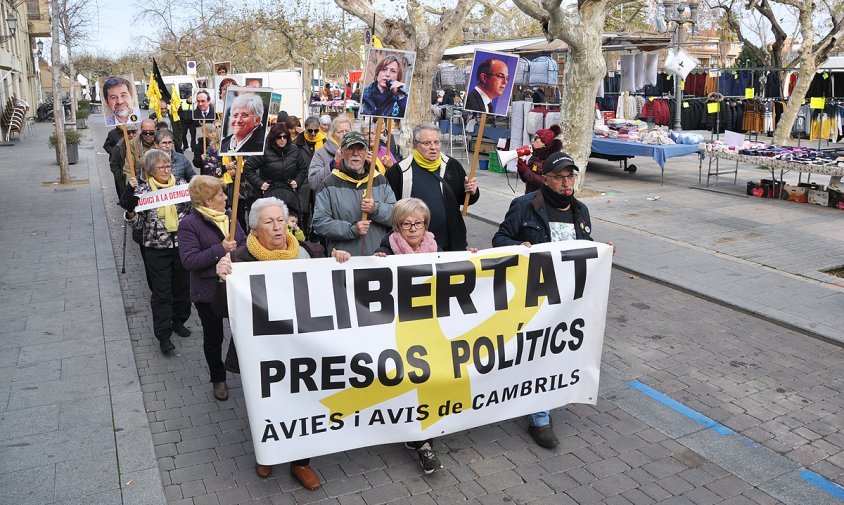 Els Avis i Àvies, passant pel costat d'un mercadet ambulant sense gent