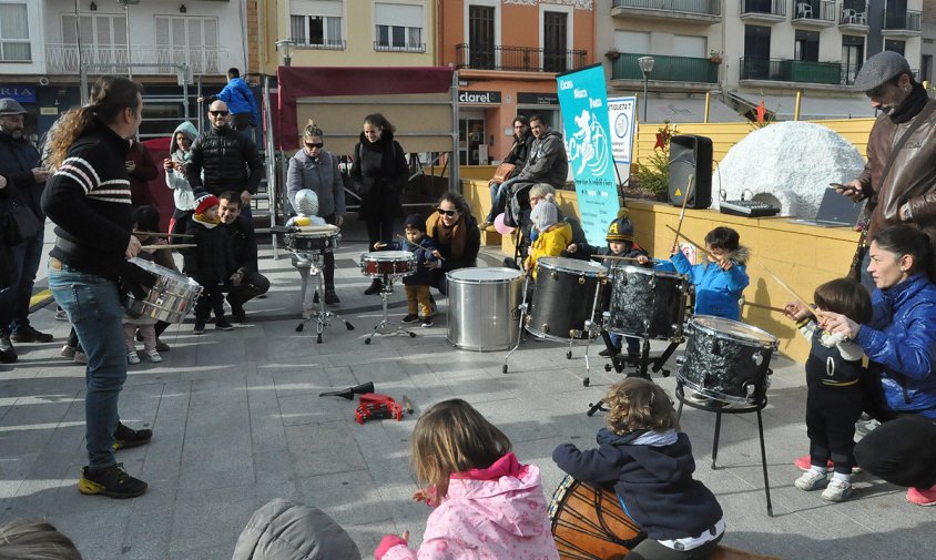 Imatge del taller de percussió que es va impartir a la plaça del Pòsit