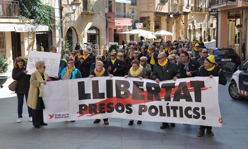 Un centenar de persones es van aplegar a la convocatòria dels Avis i Àvies de Cambrils per la Llibertat dels Presos Polítics