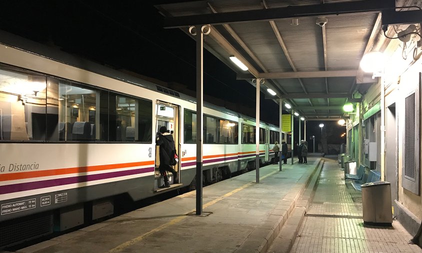 Darrer tren en direcció a Barcelona, aturat, ahir a la nit, a la "vella" estació de Cambrils