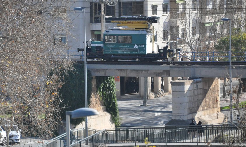 Màquina d'Adif sobre les vies del pont de la riera d'Alforja, aquest passat dimecres