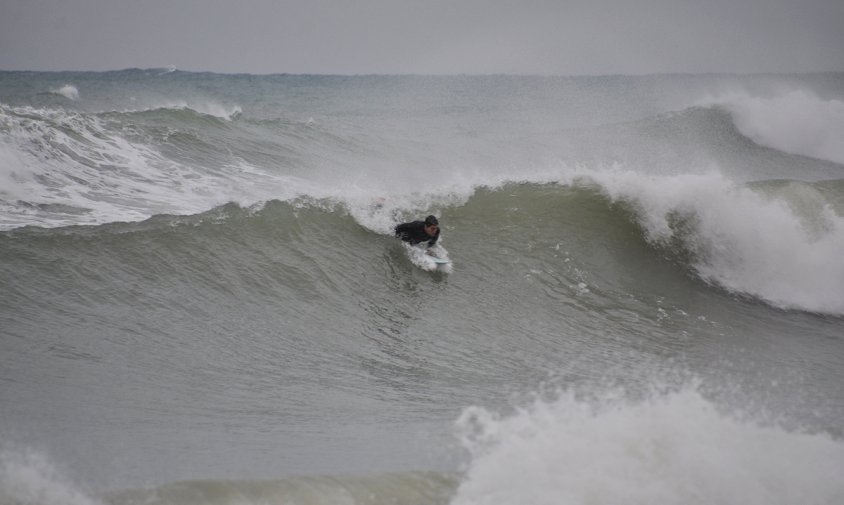 Imatge d'un surfista al litoral cambrilenc, aquest migdia