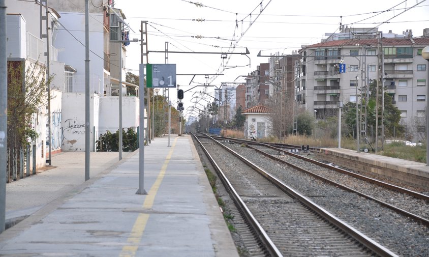 Aspecte de les vies del tren des de l'antiga estació de tren de Cambrils, aquest mes de gener