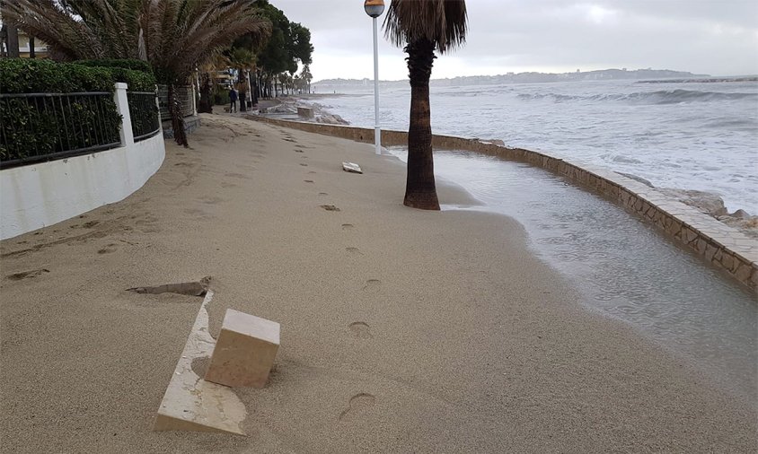 Passeig marítim del litoral de Llevant, a l'alçada de Vilafortuny, completament cobert de sorra