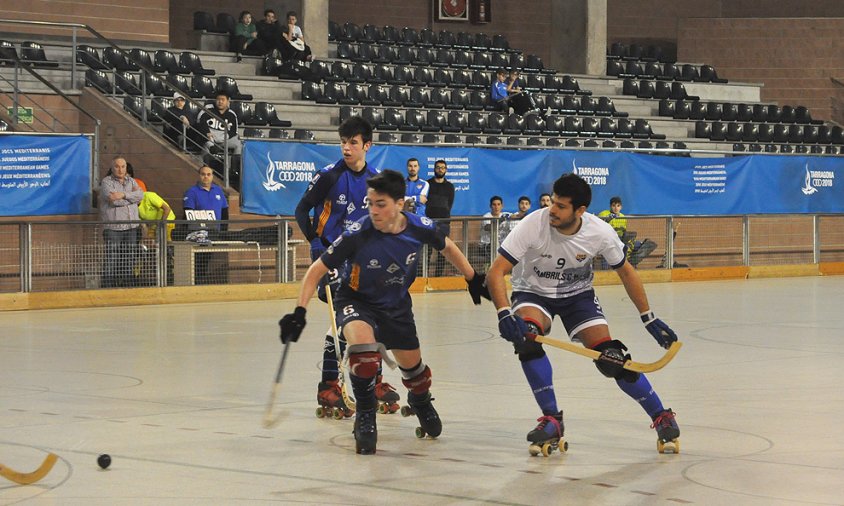 Un moment del partit que va enfrontar al Cambrils CH i al Vilafranca, el passat dissabte al vespre