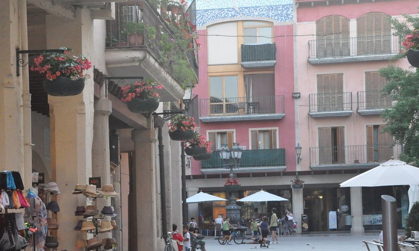 Imatge d'arxiu dels ornaments florals de la plaça de la Vila