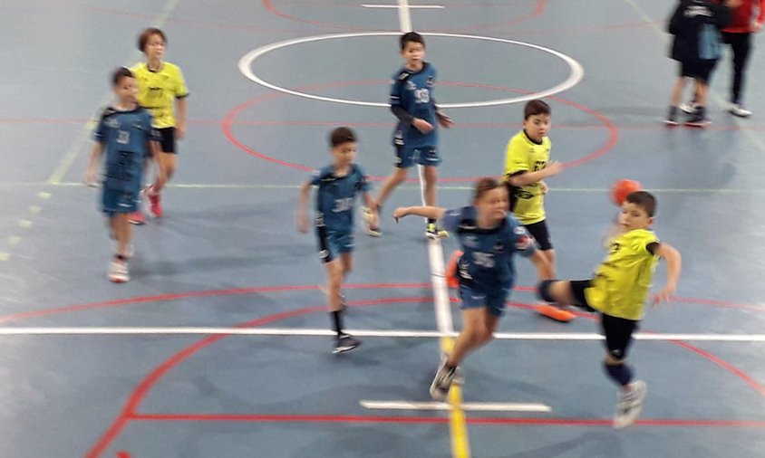 Imatge d'un dels partits disputats a la trobada de minihandbol