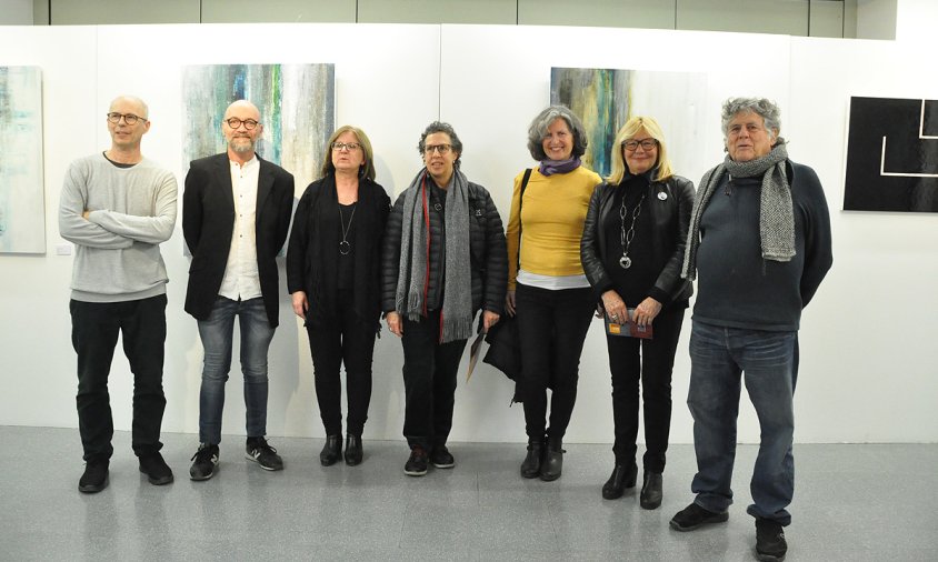 Foto de grup amb alguns artistes participants a l'exposició, juntament amb l'alcaldessa Camí Mendoza i la regidora Cinta Ballesté