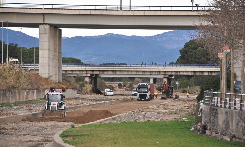 Imatge dels treballs a la riera d'Alforja, aquest matí, a l'alçada de la zona esportiva municipal