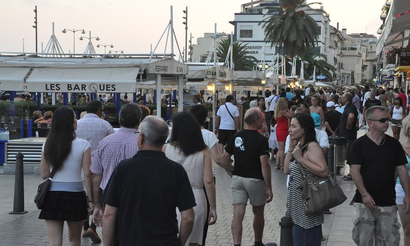 Imatge d'arxiu de gent passejant pel Port de Cambrils