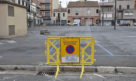 Aspecte de la plaça del Pòsit ahir, sense cotxes a la zona blava