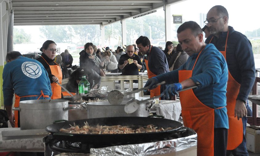 Imatge de la fregida de galeres i calçots, ahir al matí, a la Cooperativa Agrícola