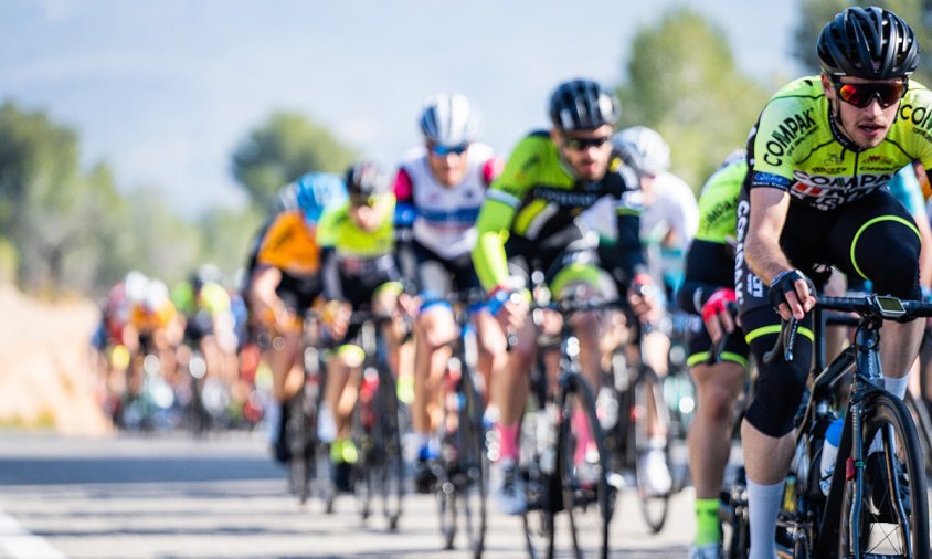 El ciclista cambrilenc Edgar Curto en primer terme, a la dreta de la imatge, durant la prova