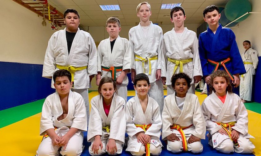 A la fila del darrere, els judokes alevins i, a sota, els judokes benjamins del club cambrilenc