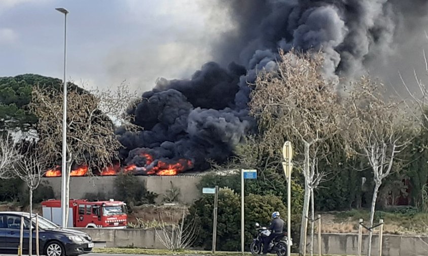 Flames i fum al lloc de l'incendi, aquest matí