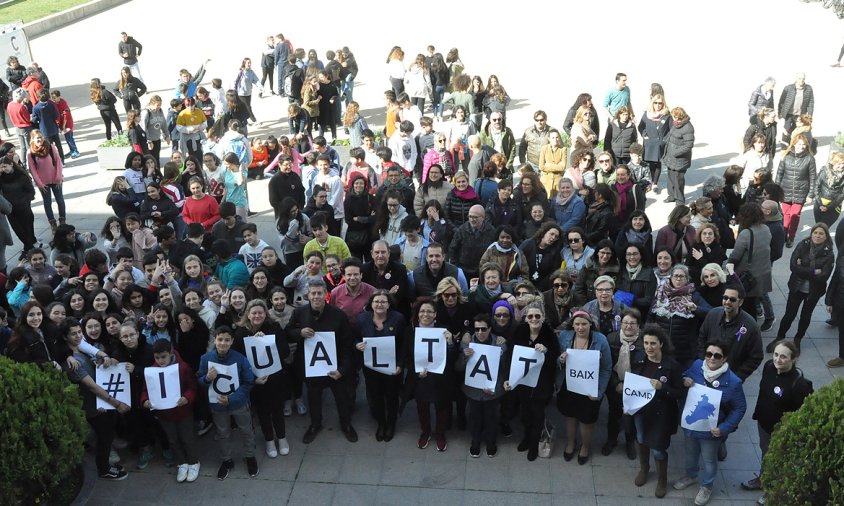 Concentració ciutadana, el passat divendres al matí, a la plaça de l'Ajuntament