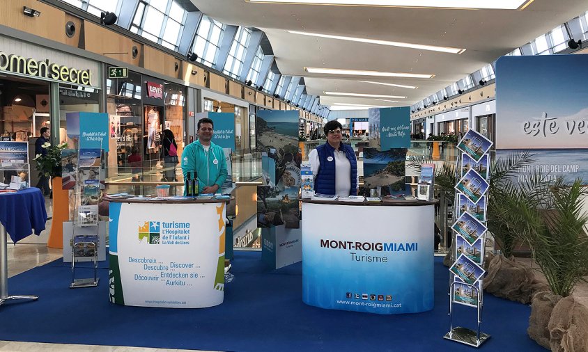 Imatge dels dos estands promocionals que es van instal·lar al centre comercial Intu Puerto Venècia de Saragossa