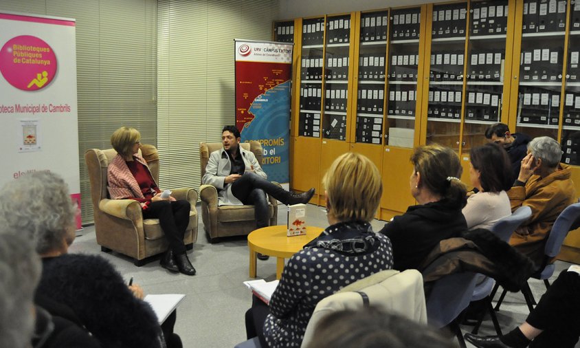 Imatge d'arxiu d'una sessió d'un club de lectura de la Biblioteca